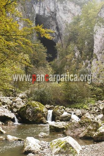 Huda lui Papara - imagine din exterior