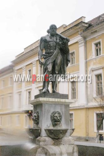 Statuia lui Hercule asezata in centrul statiunii balneoclimaterice Baile Herculane inca din anul 184