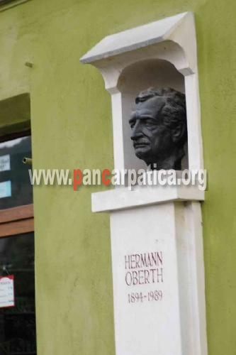 Statuia lui Hermann Oberth din Sighisoara, parintele astronauticii