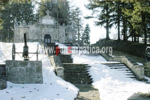 Mausoleul de la Dragosloveni, comuna Soveja, ridicat in perioada 1922-1929 dupa planurile unui arhit